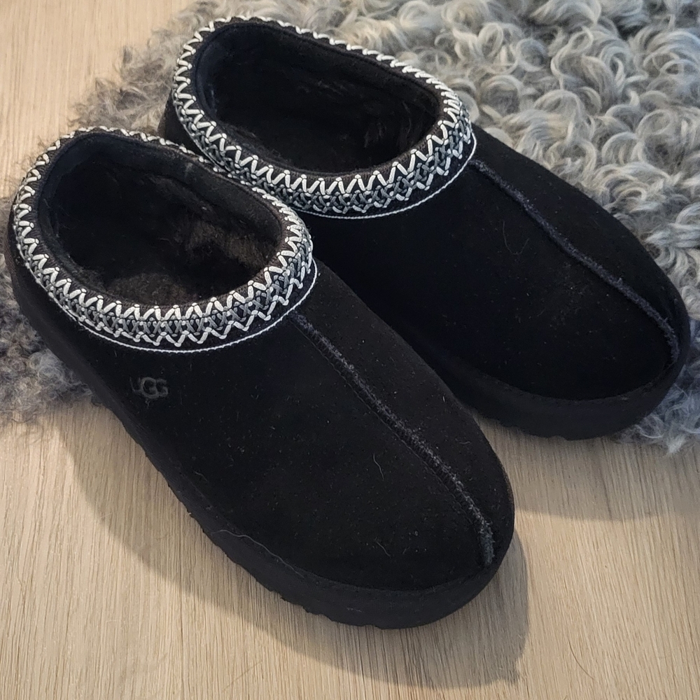 Black Ugg Tasman